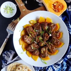 Seasoned with “soy cheese”, these steamed pork ribs leave a unique aroma in your mouth. Butternut squash underneath collects all the flavour from the meat.