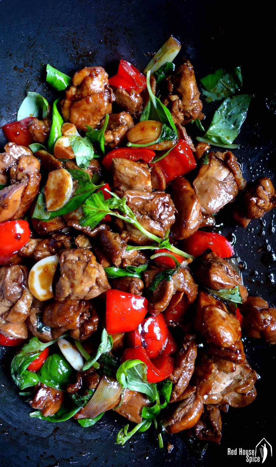 Stir-fried chicken with bell pepper & basil leaves