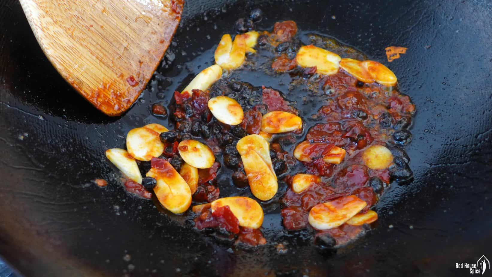 Sizzle chili bean paste, black beans and garlic in oil