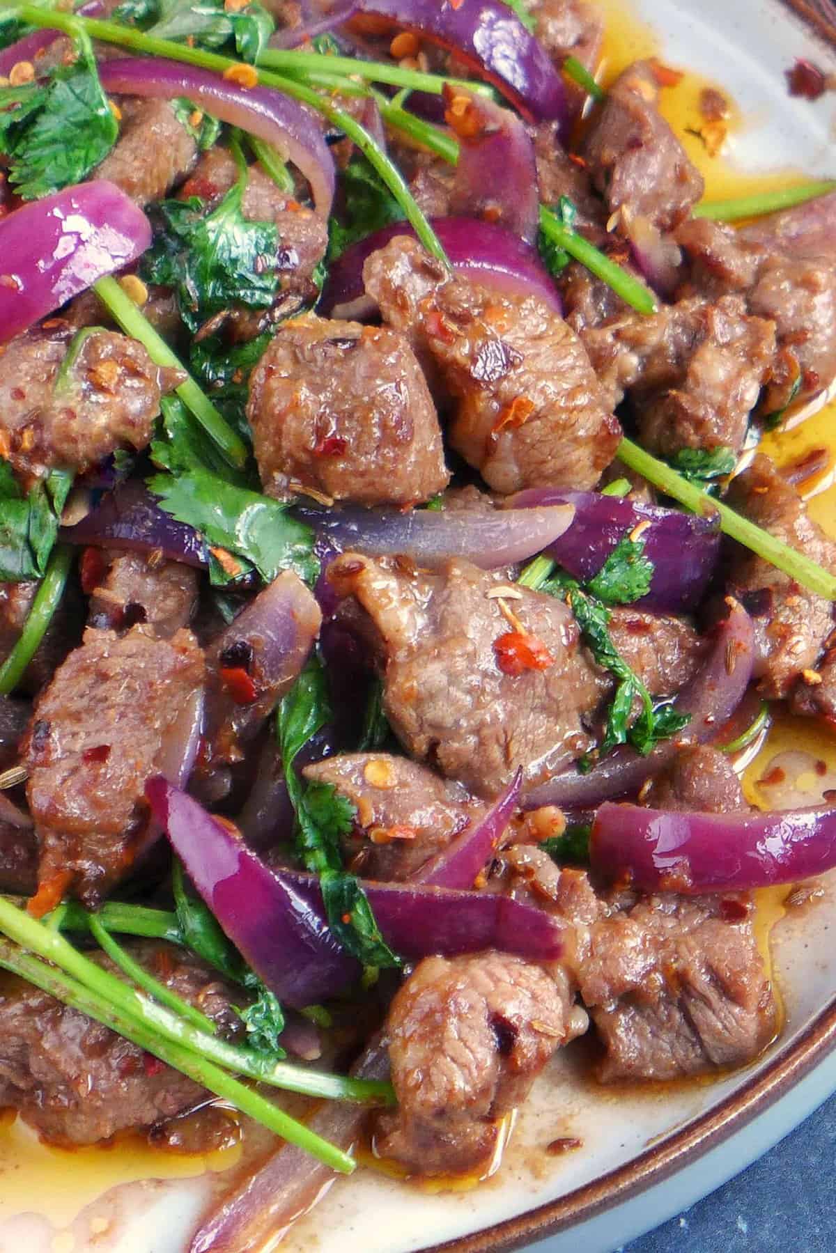 Stir-fried lamb coated with spices