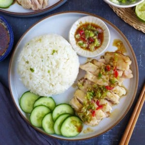Steamed rice, sliced chicken, cucumber and sauce