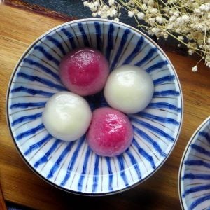 Four glutinous rice balls in a bowl