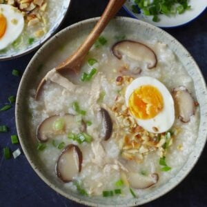 A bowl of congee with chicken and mushroom
