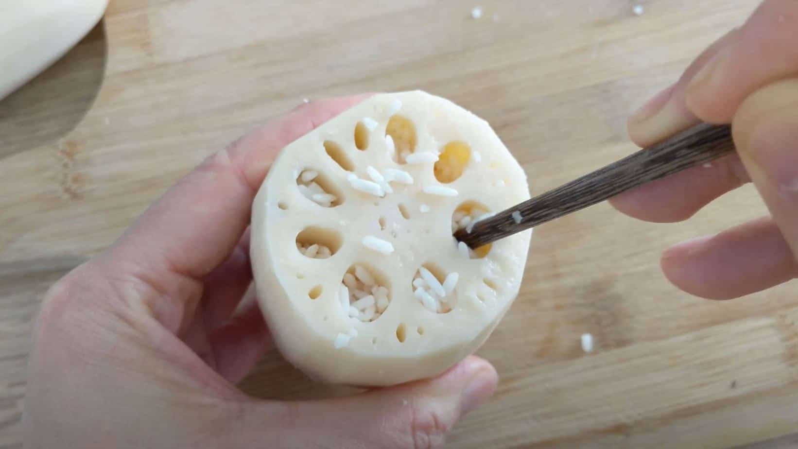 Stuffing lotus root with glutinous rice