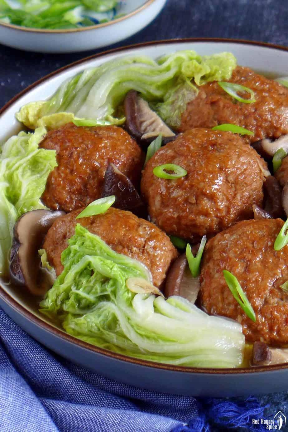 Giant lion's head pork meatballs with Napa cabbage