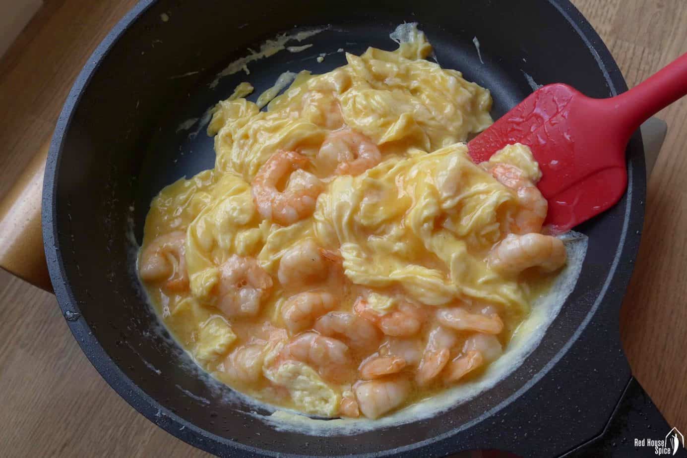 cooking stir-fried shrimp and eggs