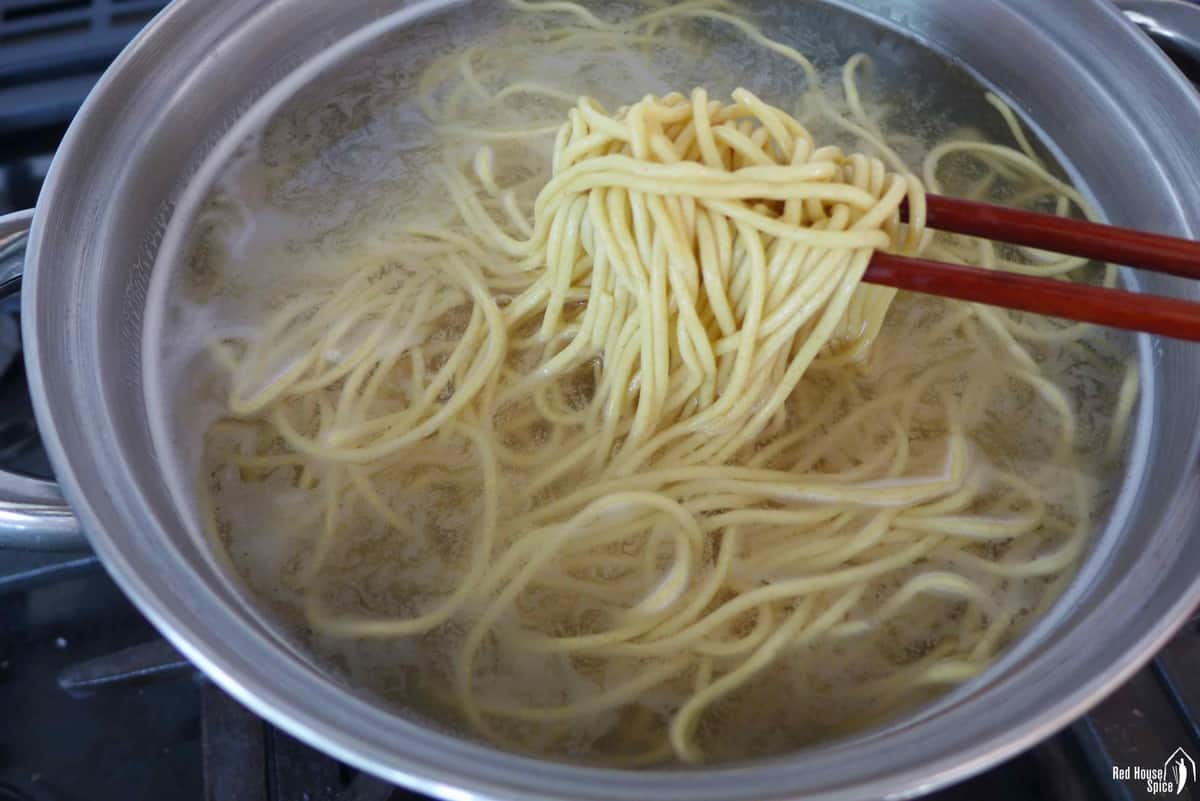 boiling alkaline noodles in water