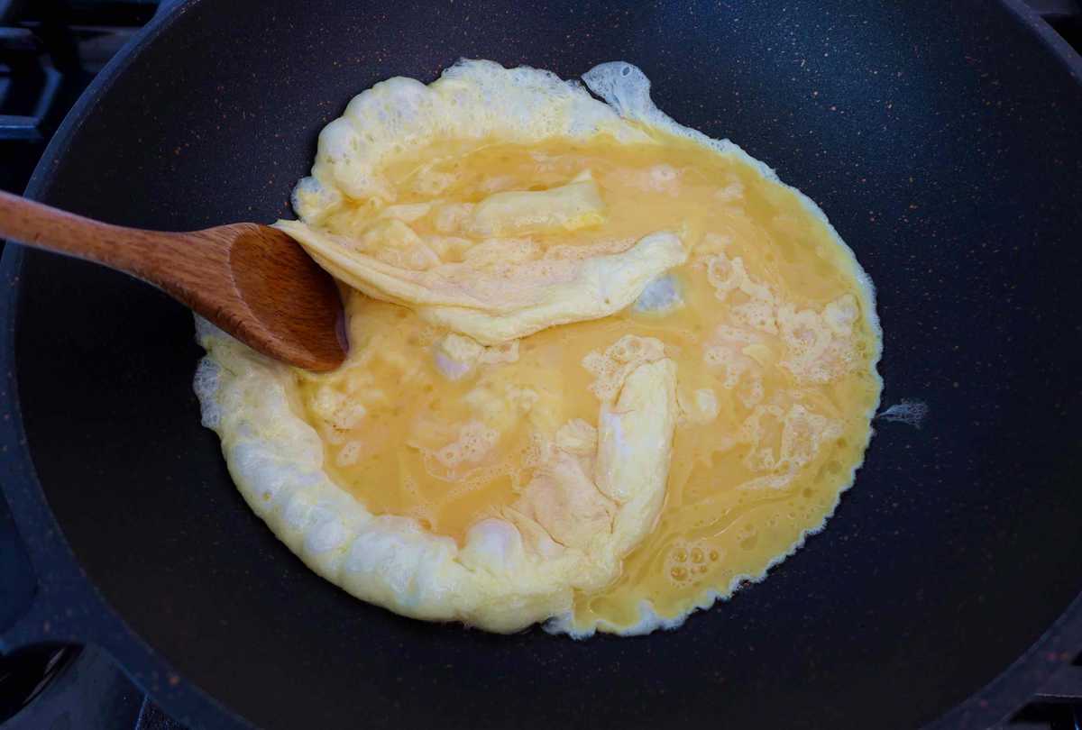 cooking scrambled eggs in a wok