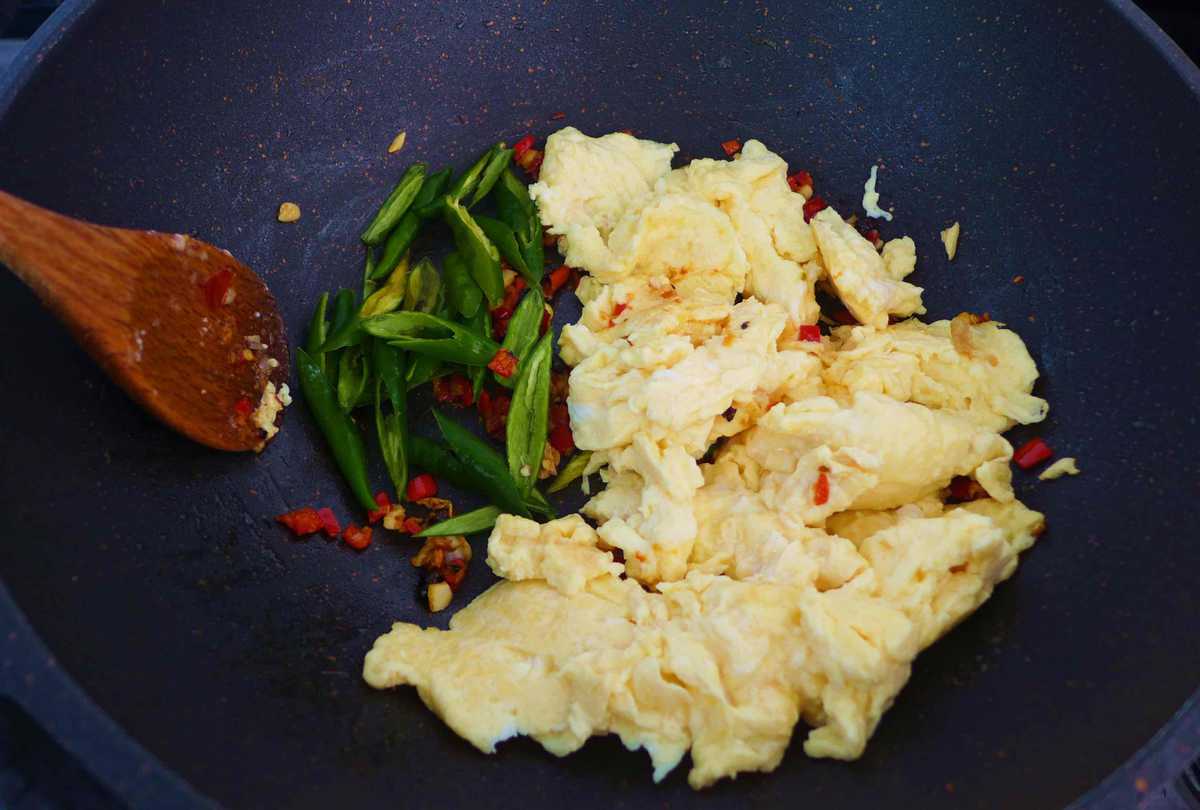 scrambled egg with chilies in a wok