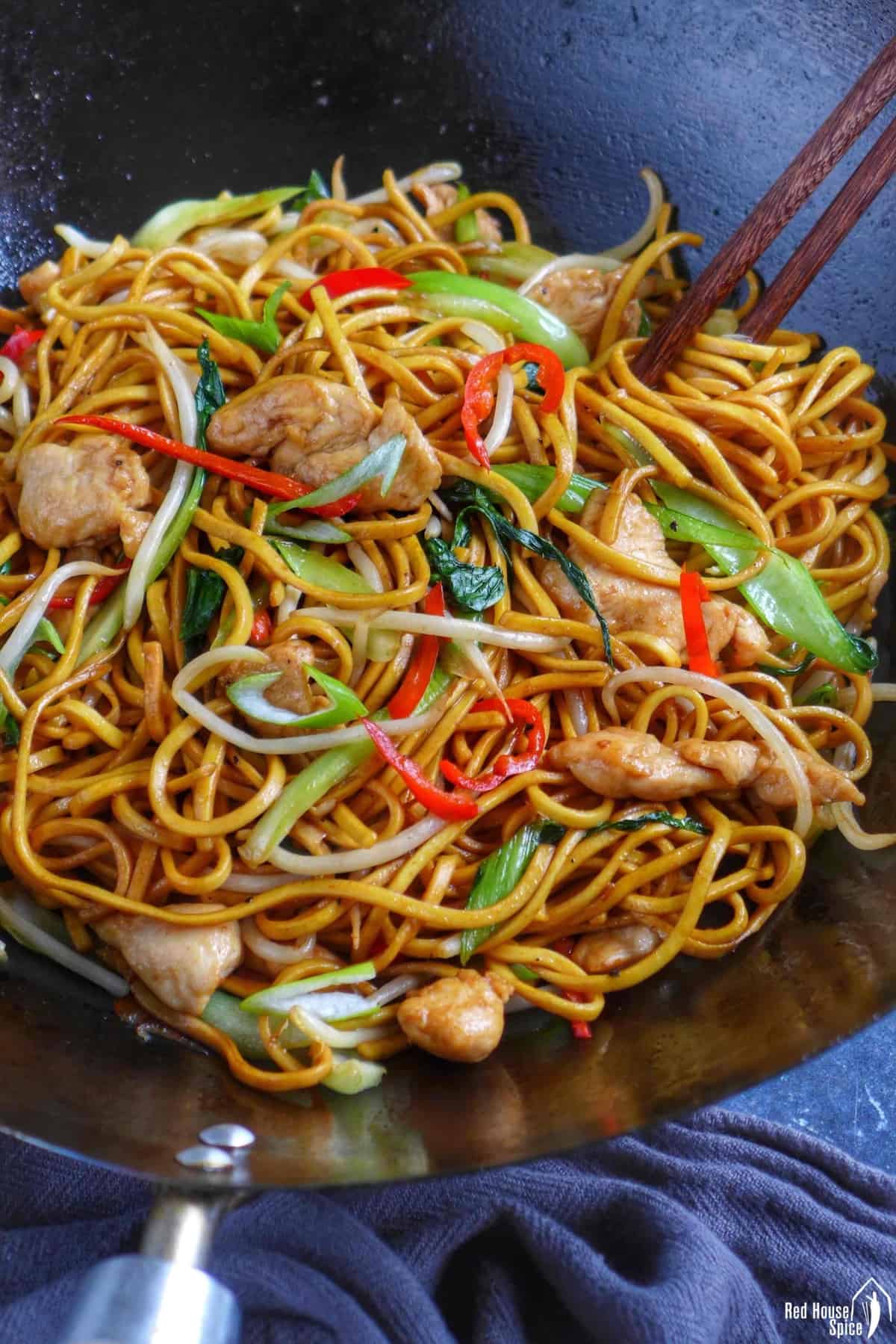 Stir-fried egg noodles with chicken and vegetables