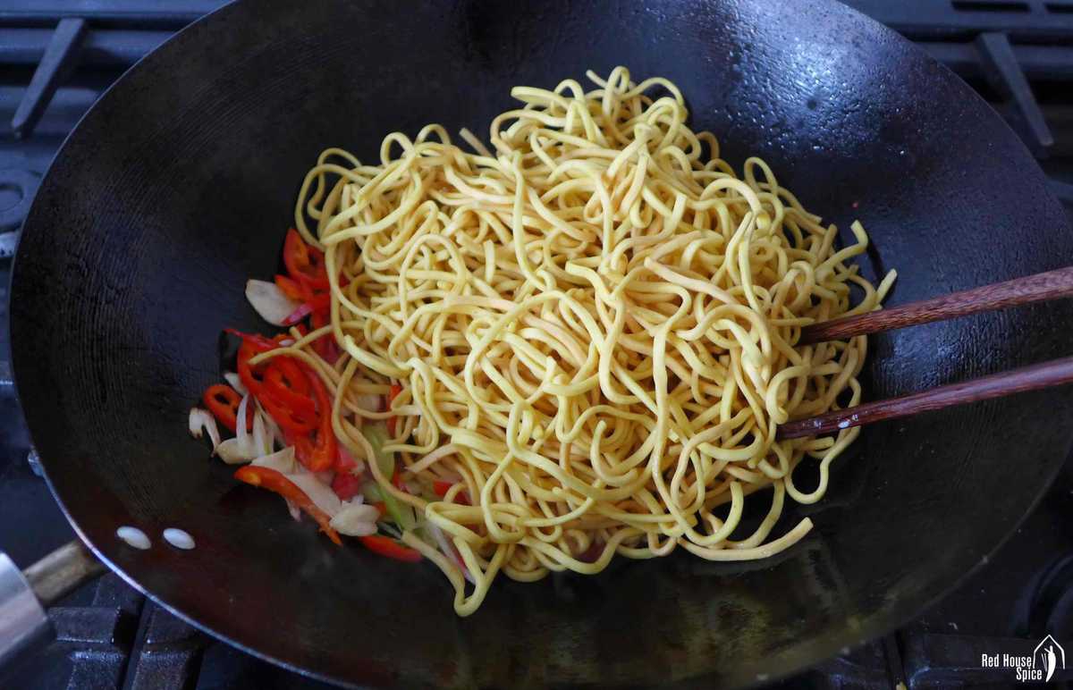 frying fresh chili, garlic and noodles in oil.