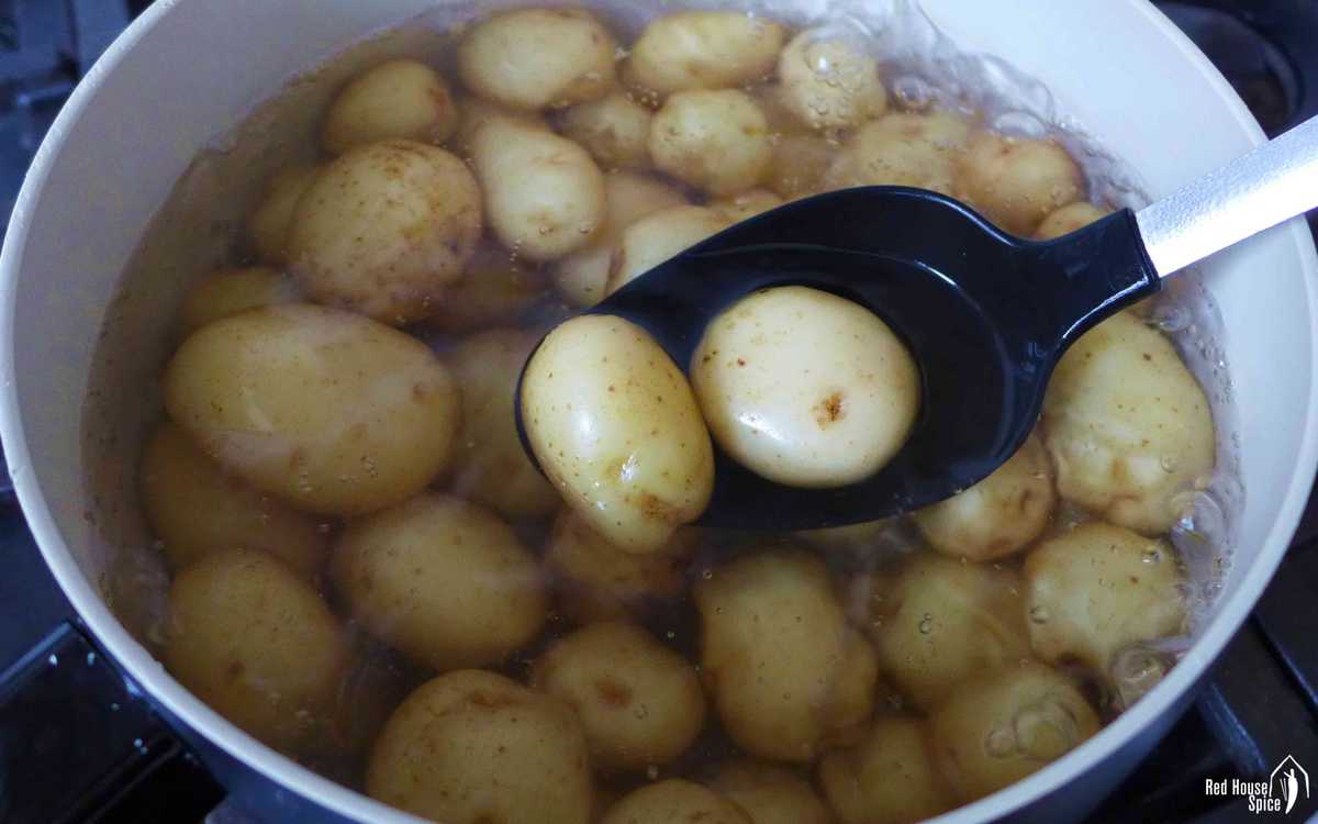 boiling Baby potatoes in water