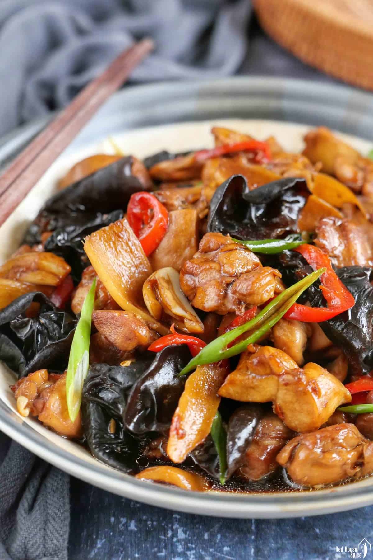 braised chicken pieces with sliced ginger and wood ear mushrooms