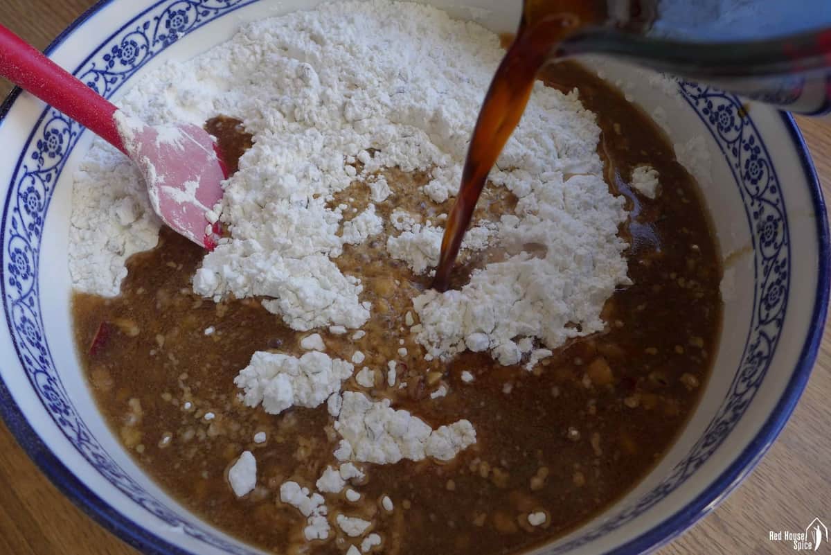 Adding brown sugar syrup to glutinous rice flour