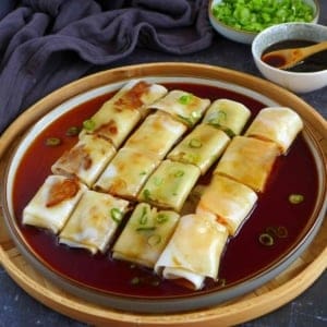 steamed rice noodle roll with a amber sauce