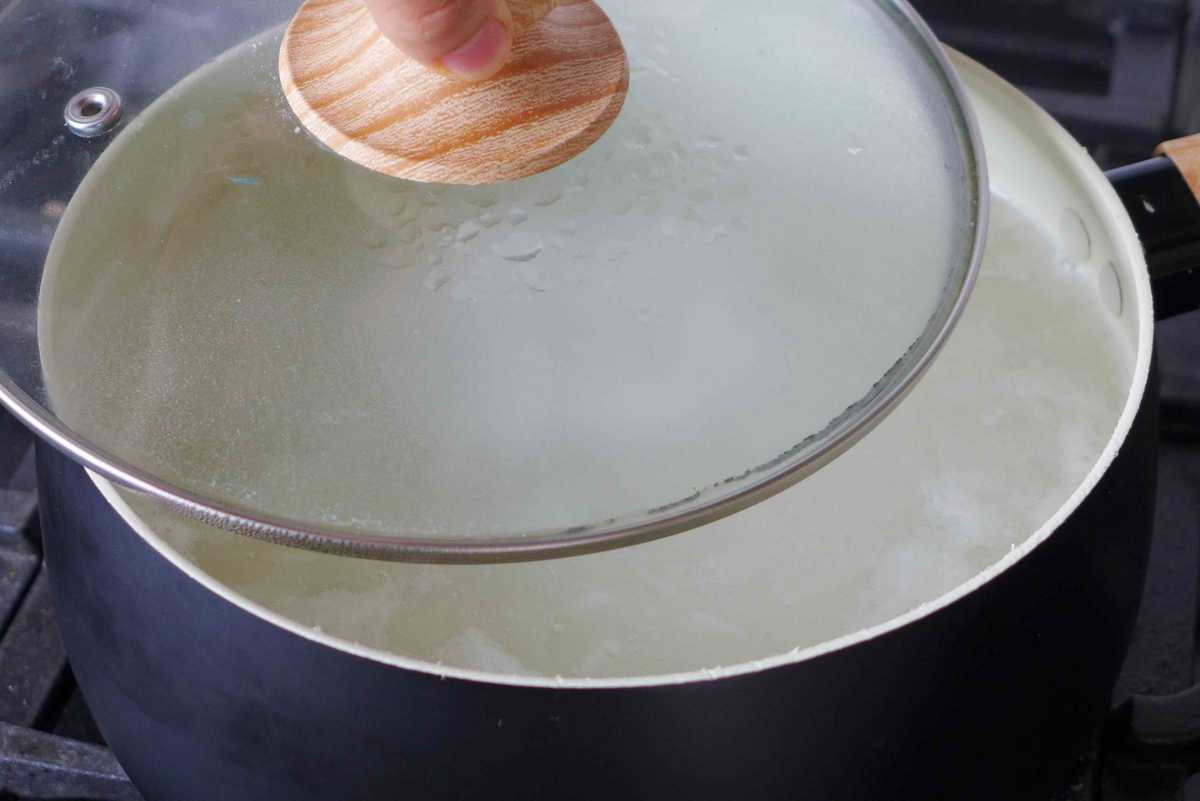 covering a saucepan with a lid