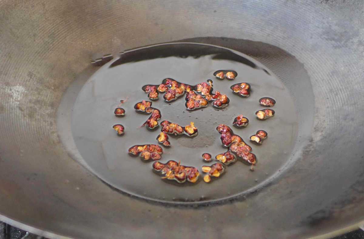 frying Sichuan pepper in oil