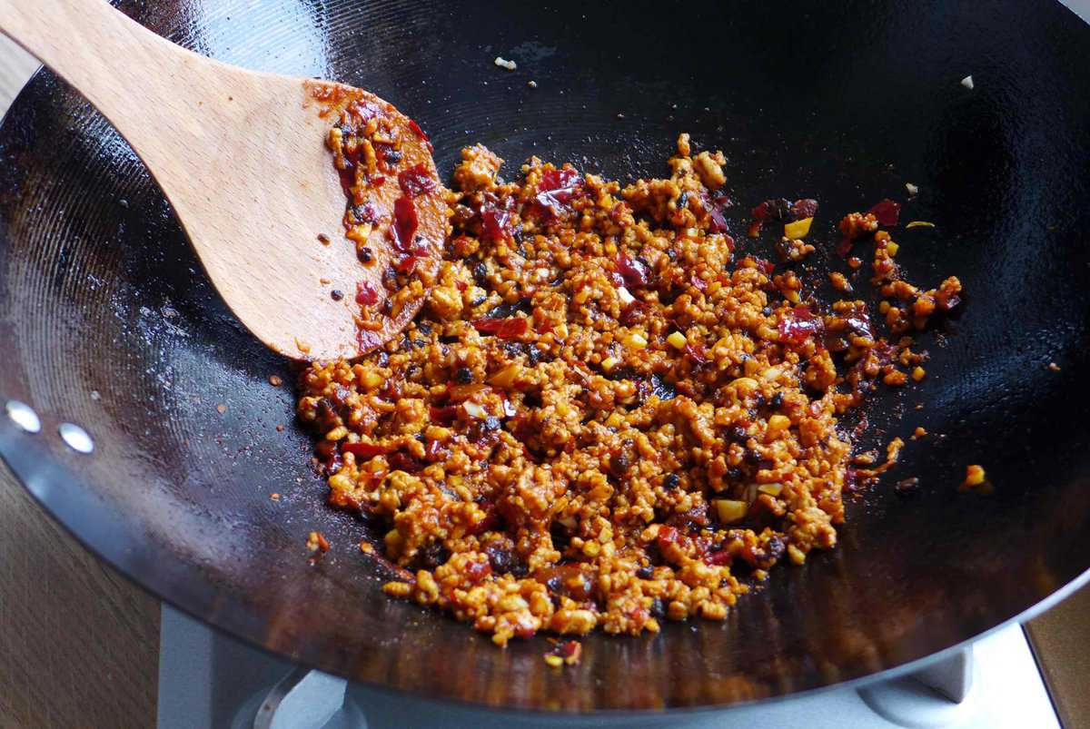 frying minced pork with spices