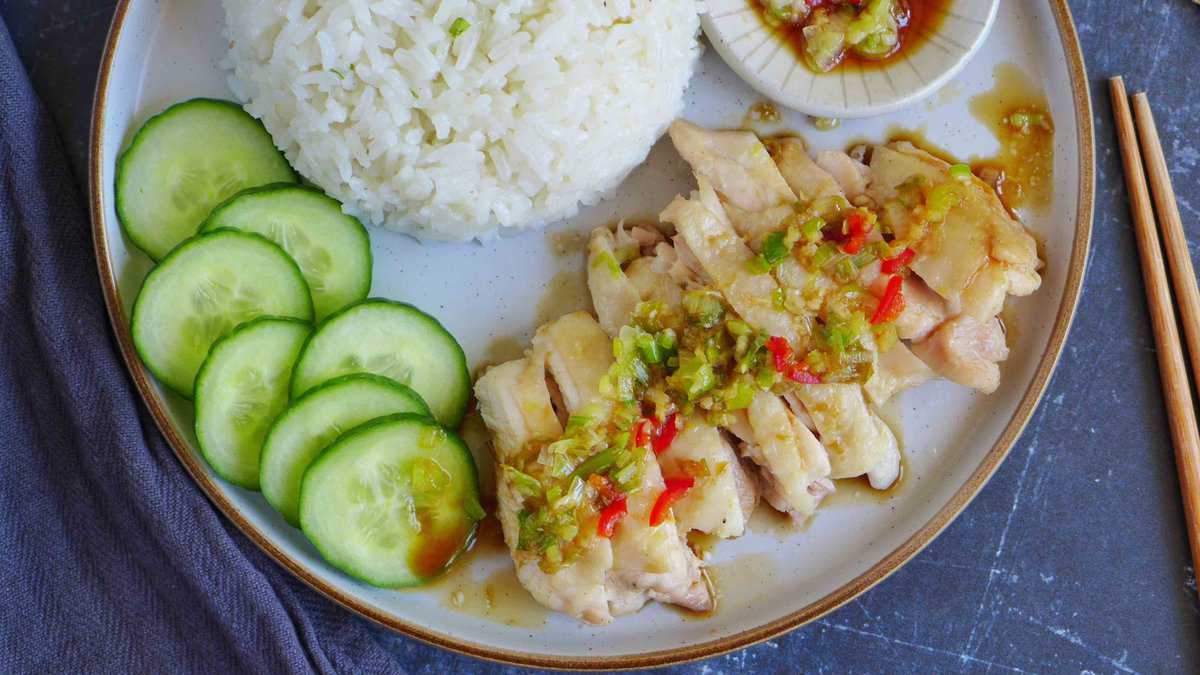 Hainanese chicken rice with scallion and chilli dressing