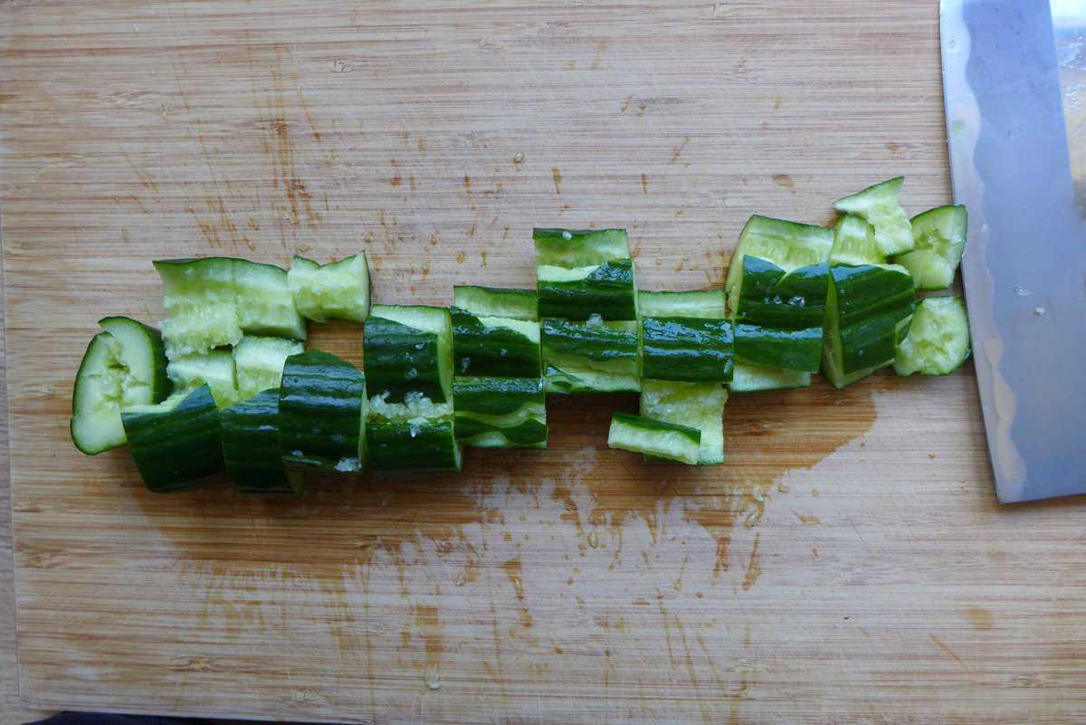 cutting cucumber into pieces