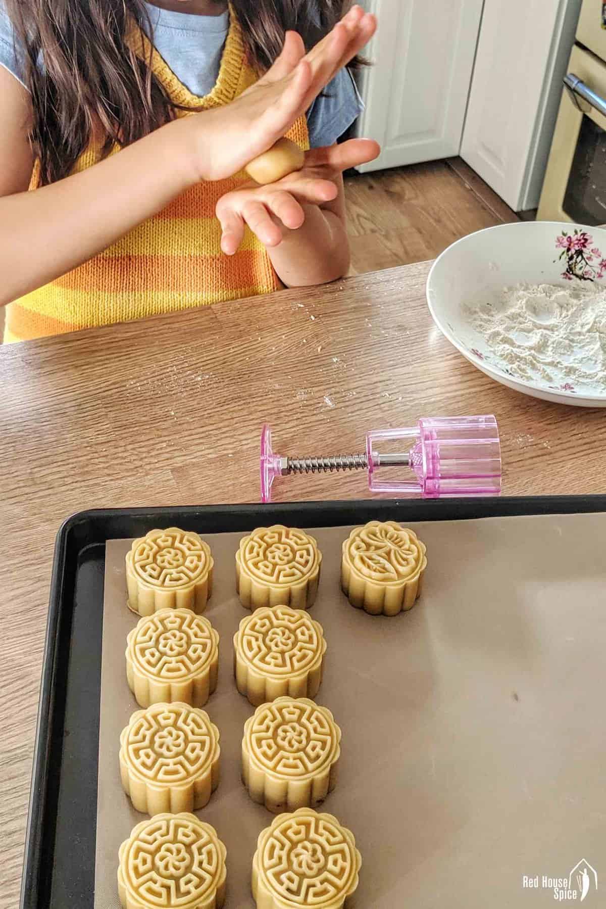molding mooncakes