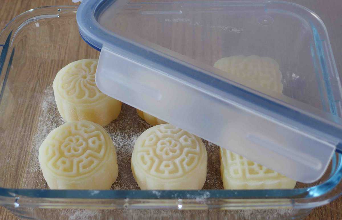 Snow skin mooncakes in a container.