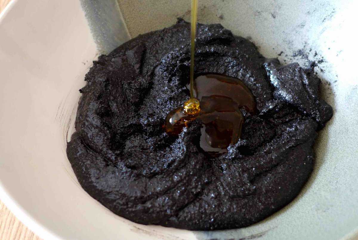 Adding honey to black sesame paste.