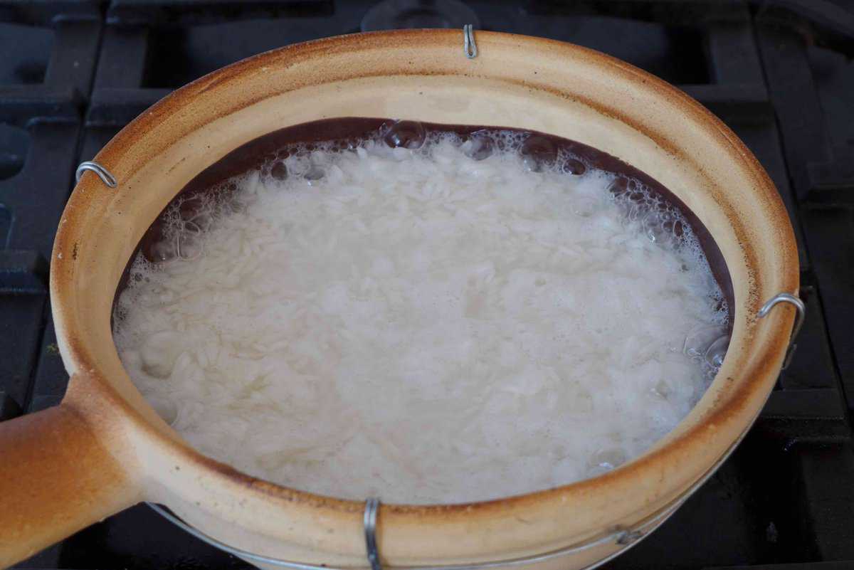 Cooking rice in a clay pot.