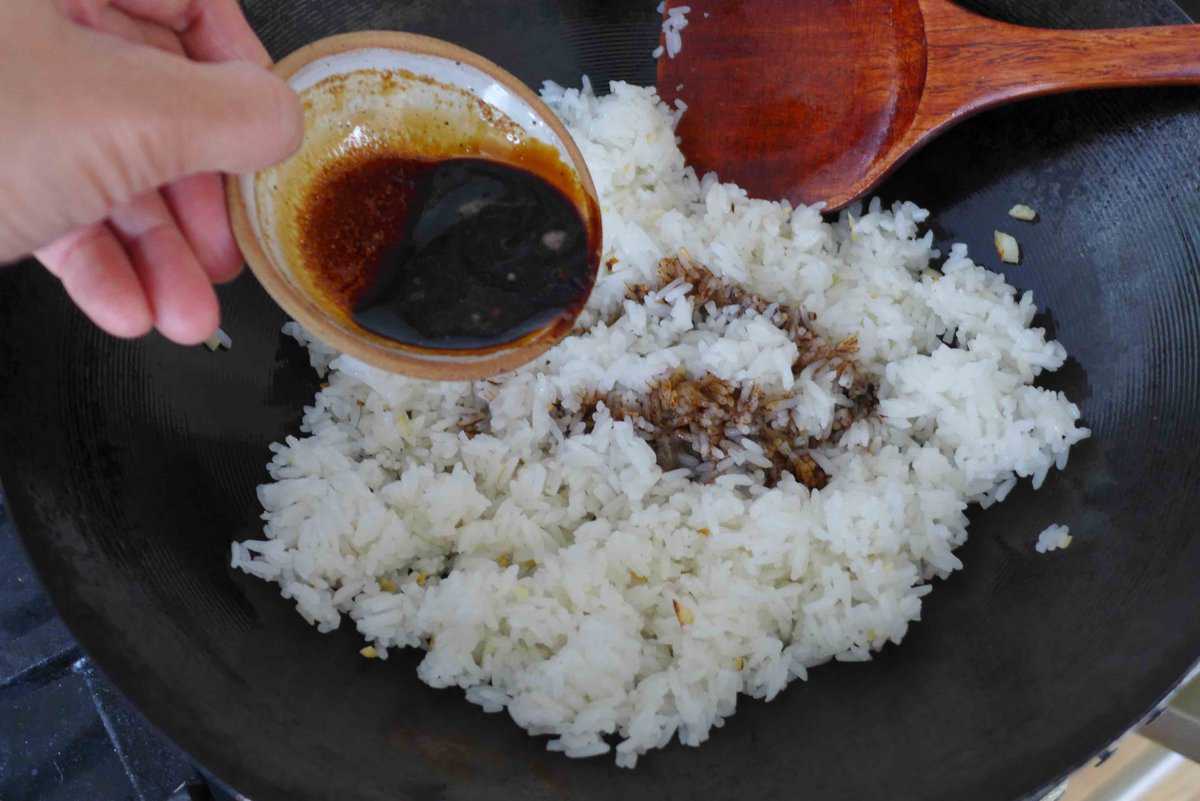 pouring sauce to rice.