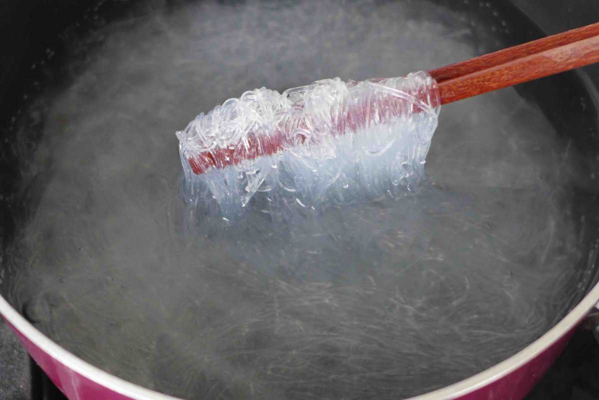 cooking glass noodles.