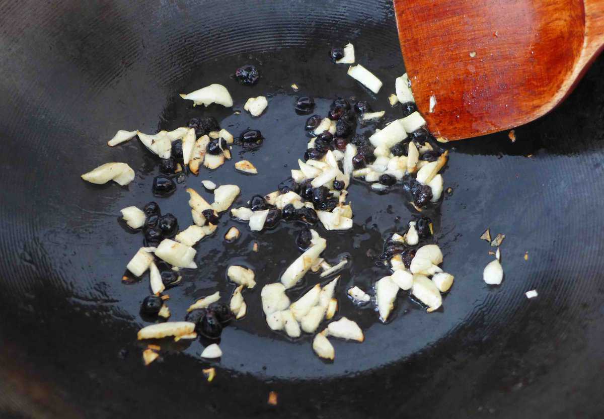 frying garlic and fermented black beans in oil.