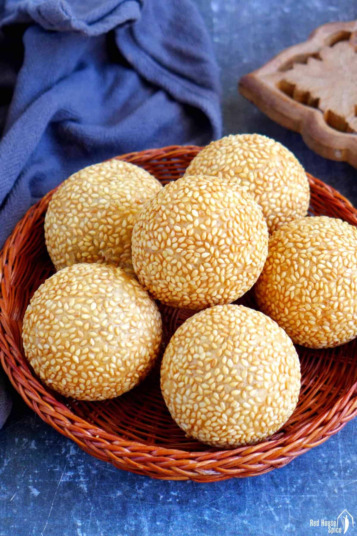 6 sesame balls in a small basket.