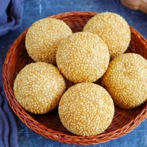 6 sesame balls in a small basket.