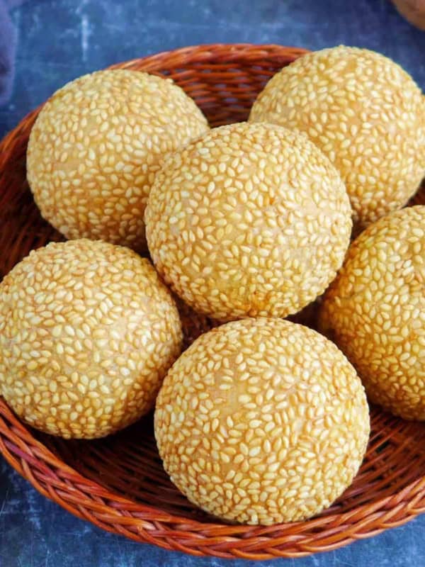 6 sesame balls in a small basket.