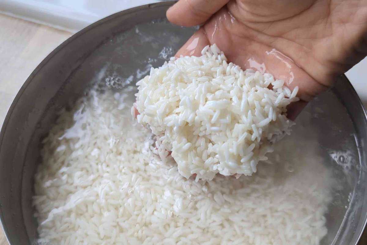 rinsing glutinous rice in water.