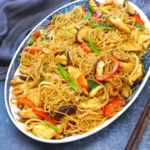 a plate of chicken chow mei fun.