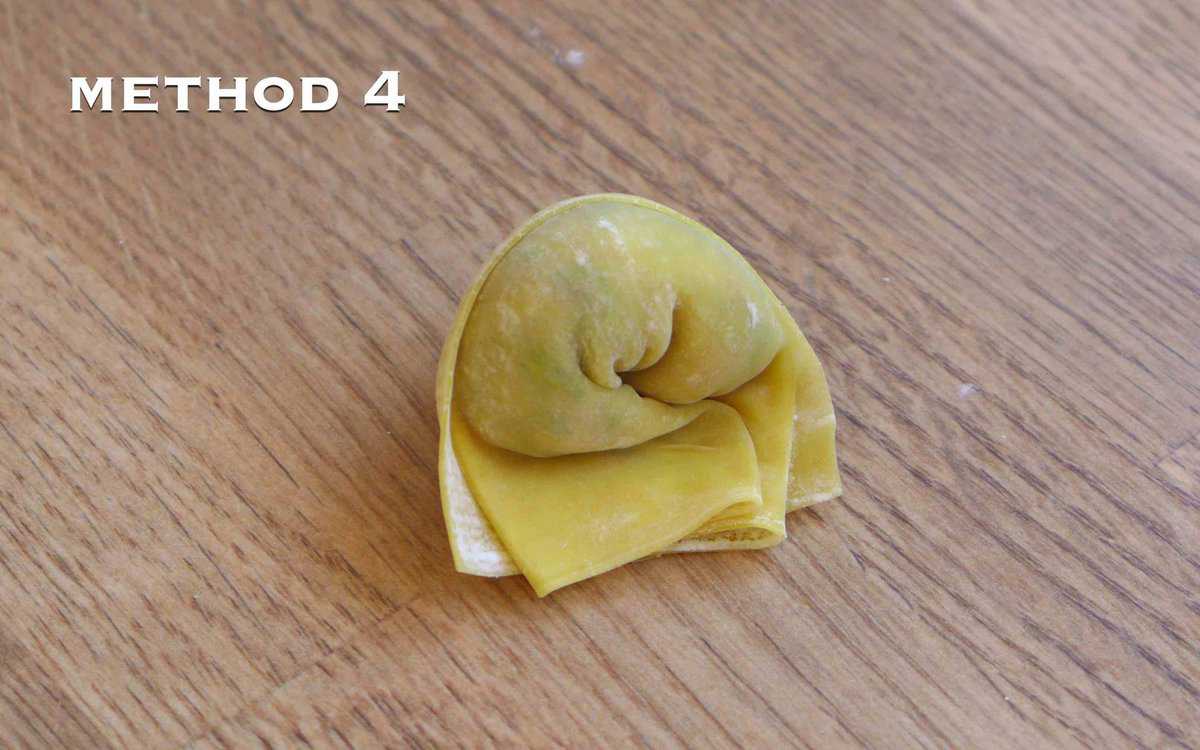 A wonton with overlay text that says method 4.
