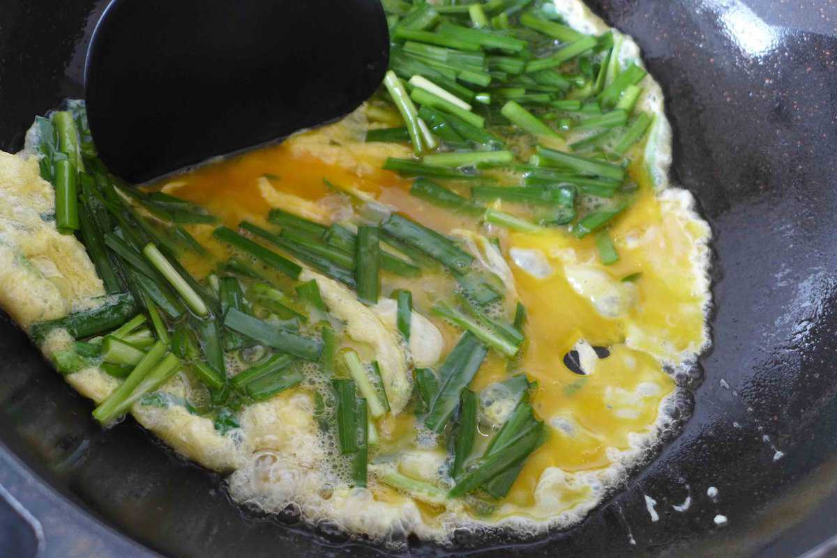 scramble eggs with chinese chives.