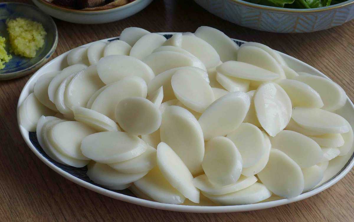 fresh, uncooked, sliced rice cakes.