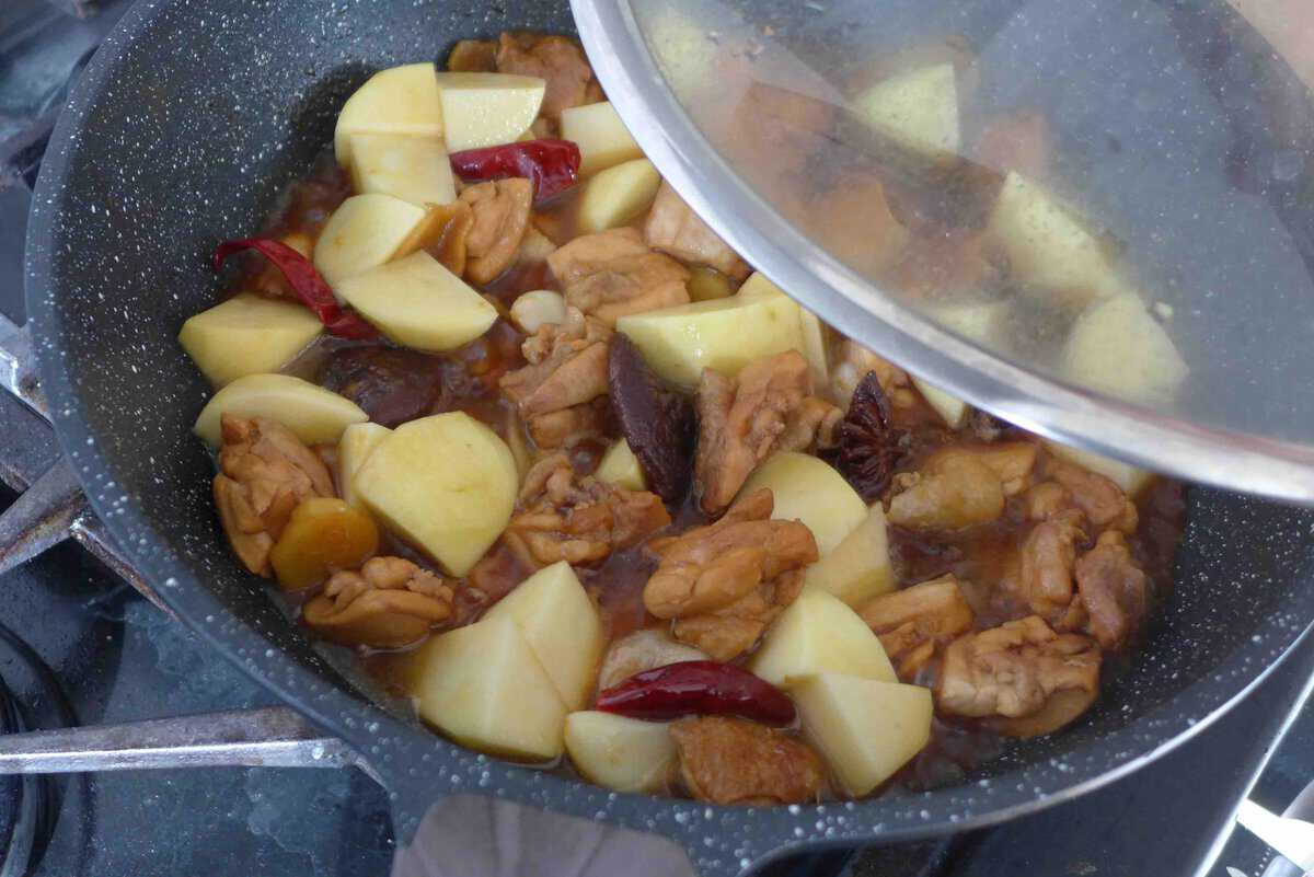 adding potatoes and cover with a lid.